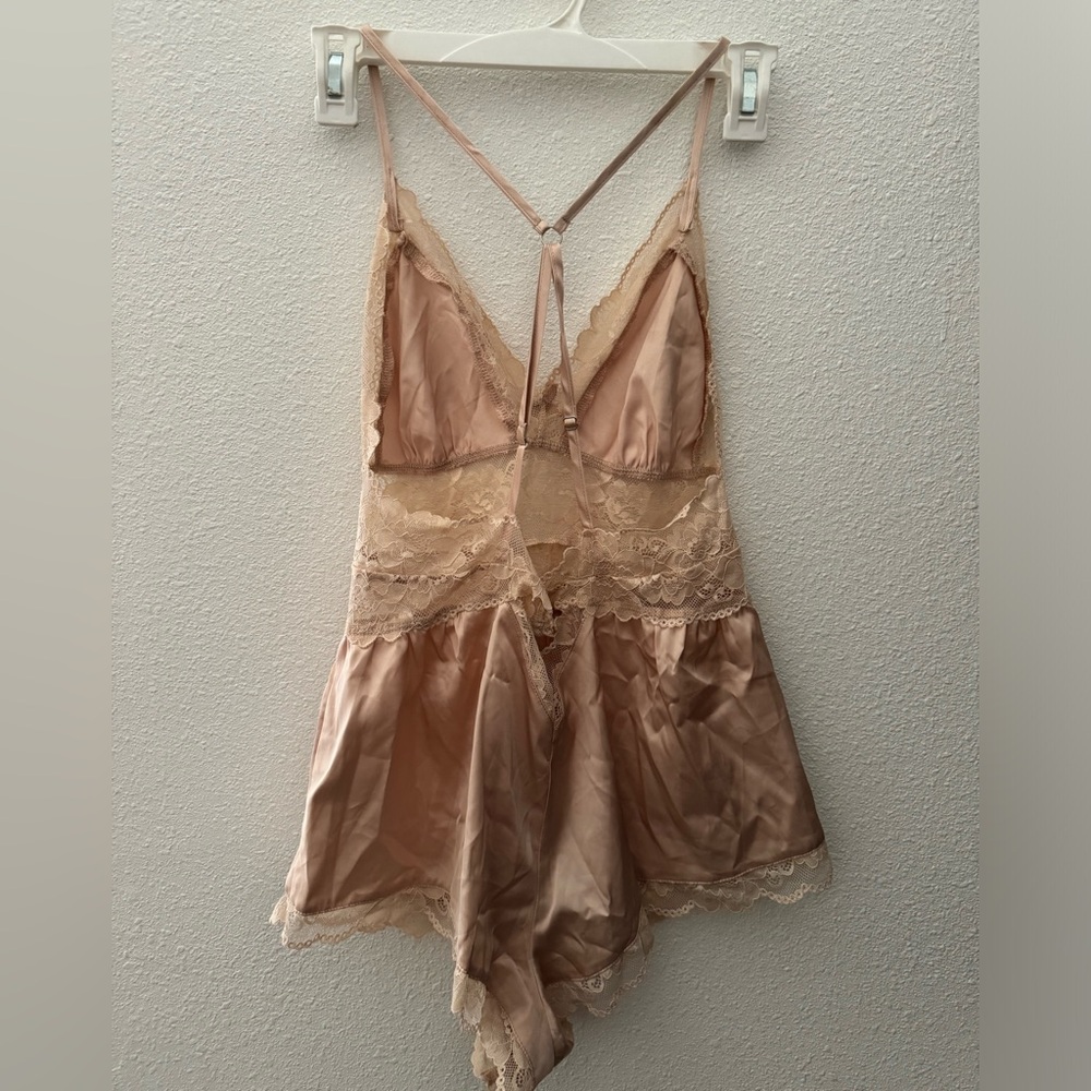 Cream lace satin romper - Picture 4 of 4